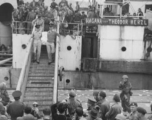 Brit katonák eltávolítják a „Theodor Herzl” menekülthajón...
