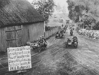 독일 침공군이 비드고슈치를 향하고 있다.