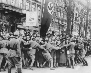 La multitud vitorea a Hitler a su entrada en Viena....