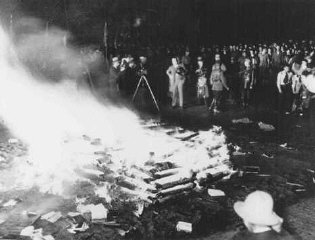 オペラ広場で「反ドイツ主義」の本を燃やす人々。