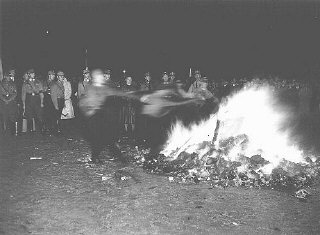 في همبورغ يحرق أعضاء جيش الإنقاذ وطلاب جامعة همبورغ...