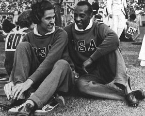 베를린 올림픽 게임에 참가한 미국 올림픽 팀의 선수(육상선수 헬렌 스테펜스와 제세 오웬스)....