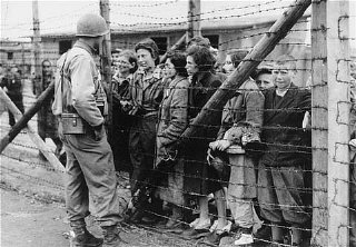 Un soldat américain et des détenus libérés du camp...