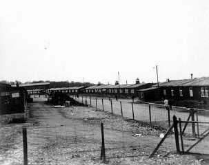 Vista dos barracões do campo de concentração de Buc...