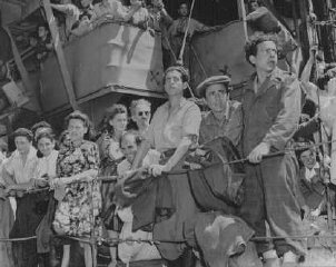 Refugiados no parapeito do navio  "Josiah Wedg...