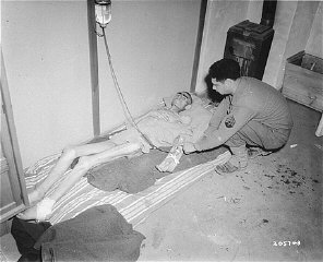 Un soldat américain nourrit par intraveineuse le détenu...