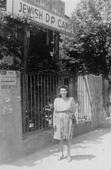 زنی در اردوگاه باد رایشنهال، ویژه آوارگان یهودی.
