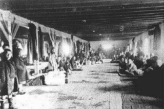 불가리아 점령 마케도니아 및 트레이스의 유태인은 임시 수용소로 사용되었던 "모노폴"...