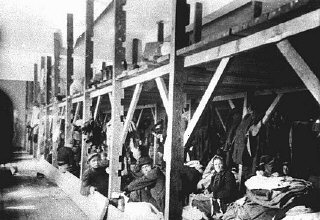 불가리아 점령 마케도니아 및 트레이스의 유태인은 임시 수용소로 사용되었던 "모노폴"...