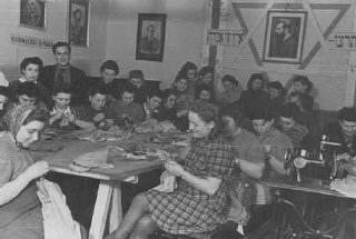 職業訓練を通じた復興のための機関（ORT）が主催した裁縫教室に参加するユダヤ人難民。