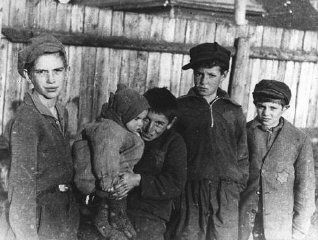 Groupe d’enfants dans le ghetto de Kovno.