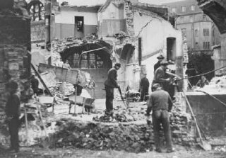 Pengrusakan sinagoge Dortmund saat Kristallnacht ("Malam...