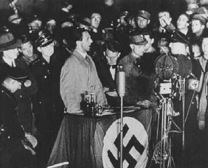 焚書の夜に演説するドイツ宣伝省大臣ヨーゼフ・ゲッベルス。