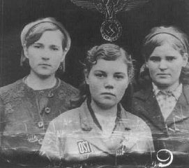 主に東欧から強制労働のためにドイツに連れてこられた「オストアルバイター（東部の労働者）」の女性たち。