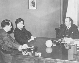 ジョン・ペール事務局長の部屋で行われた戦争難民局の会議。