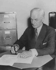 第二次世界大戦勃発の4日後、国務省で中立法に署名するコーデル・ハル国務長官（フランクリン・D・ルーズベ...
