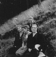 ジョセフ・ジャクシー博士と（左から右に向かって） バレリア・スーラン、リディア・スーラン、そして彼の夫...