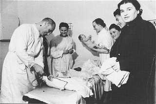 Equipe médicale s’occupant de bébés dans la clinique...