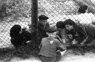 外出禁止令施行中、ヘウムノ収容所に移送される前に、児童や病人、高齢者が収容されたゲットーの中央刑務所の...