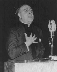 Le père Charles Coughlin, chef du front chrétien antisémite...