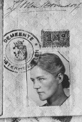 ユダヤ人女性を救うために自分の身分証明書を与えたダーキー・オッテンの身分証明書写真。
