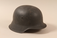 1985.1.3 right side
Luftwaffe M1942 helmet taken from a German soldier by US soldier

Click to enlarge
