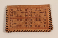 1990.23.203 front
Geometric patterned leather wallet made by a Dutch Jewish couple in hiding

Click to enlarge