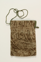 1990.245.9_a front
Set of tefillin with a green pouch worn by a Hungarian rabbi

Click to enlarge
