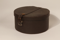 2003.242.4 closed
Imitation leather hatbox used postwar by a young German Jewish refugee

Click to enlarge