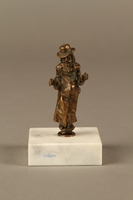 2016.184.147  front
Bronze figurine of a Jewish schnorrer in his traditional long coat

Click to enlarge