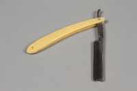 2017.263.5 a open
Straight razor with yellow plastic handle

Click to enlarge