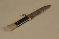 1992.127.3_a back
Hitler Jugend dagger and case

Click to enlarge