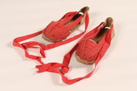 1992.148.3_a-b front
Pair of women's red espadrilles owned by a participant of the Emergency Rescue Committee

Click to enlarge